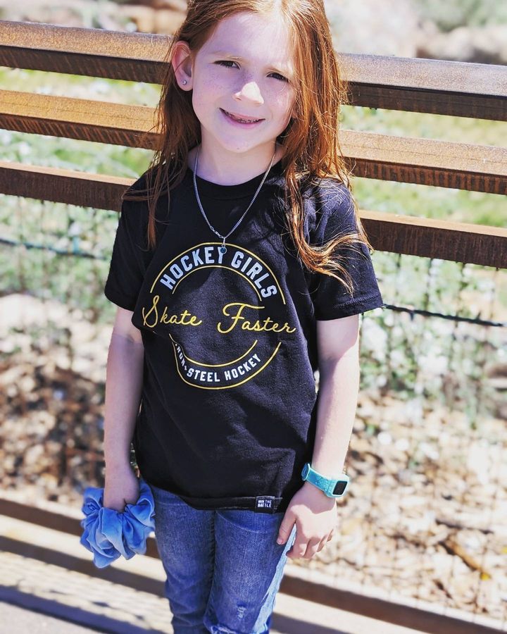 ba_thebabiebugs_mama_hockey_girls_skate_fater.jpg